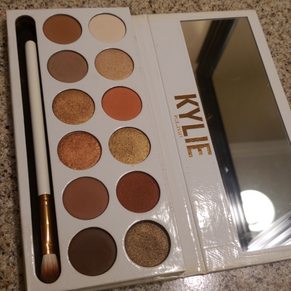 Kylie large pressed powder palette
